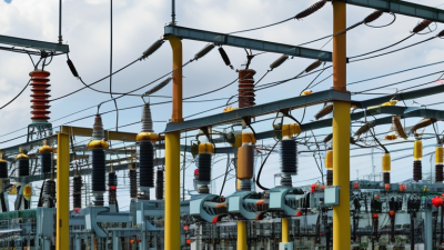 Quais são os principais componentes de uma rede de distribuição de energia?