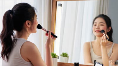 What Is the Best Lighting for Applying Makeup at Home?