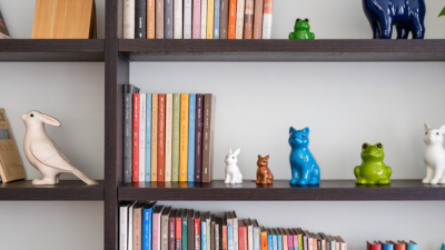 7 Tips for Arranging Small Ceramic Figurines on a Bookshelf