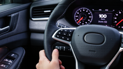 Como concorda o volante tremendo ao frear?