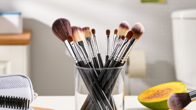 ¿Cómo guardar las brochas de maquillaje y evitar bacterias?