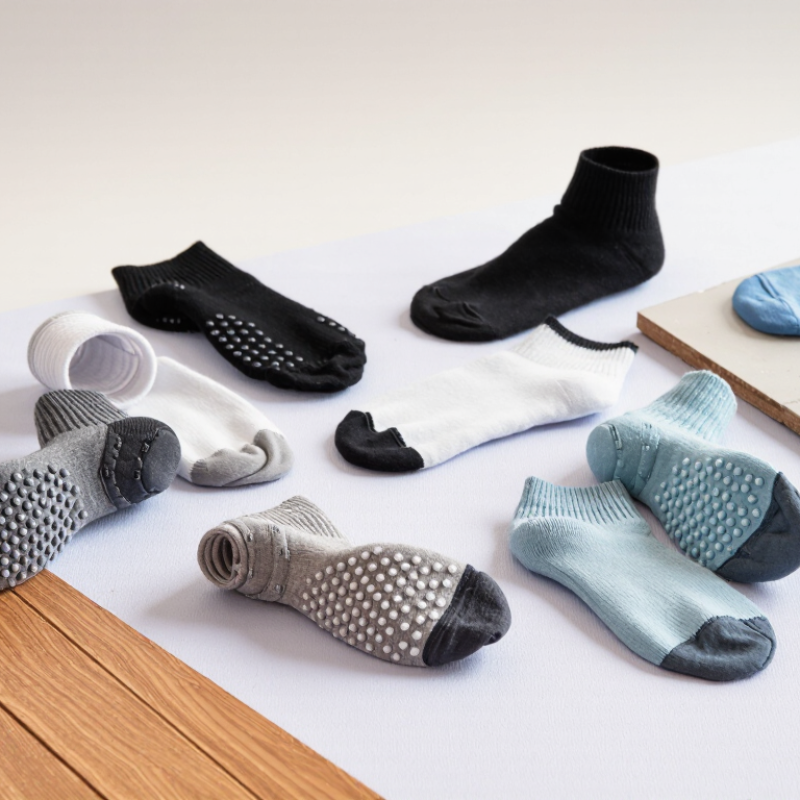 How to Choose the Best Grip Socks for Wholesale?