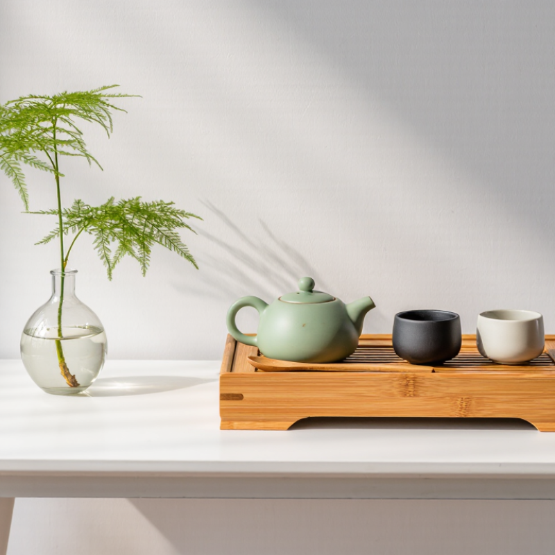 Como decorar mesa minimalista com bandeja de chá de bambu?